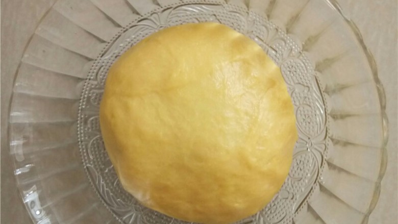 椰蓉花朵面包,盖上保鲜膜,室温发酵30分钟。