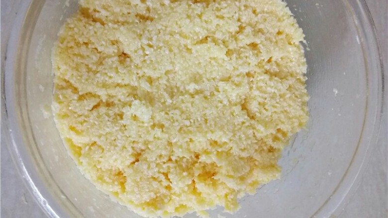 椰蓉花朵面包,用刮刀拌均匀,入冰箱冷藏。