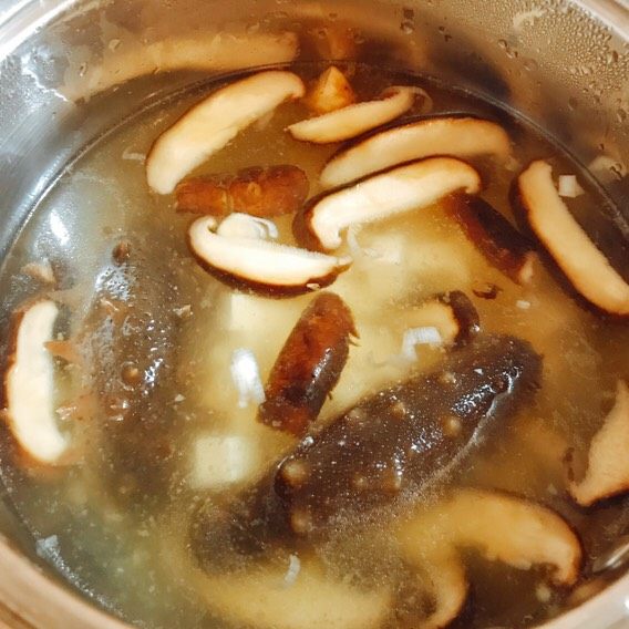 海参香菇白玉汤,加入豆腐,中火焖煮5分钟,即可