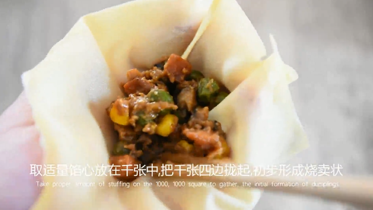 大厨教你做“福袋”,营养美味而且方法简单,取适量馅心放在千张中,把千张四边拢起,初步形成烧卖状
