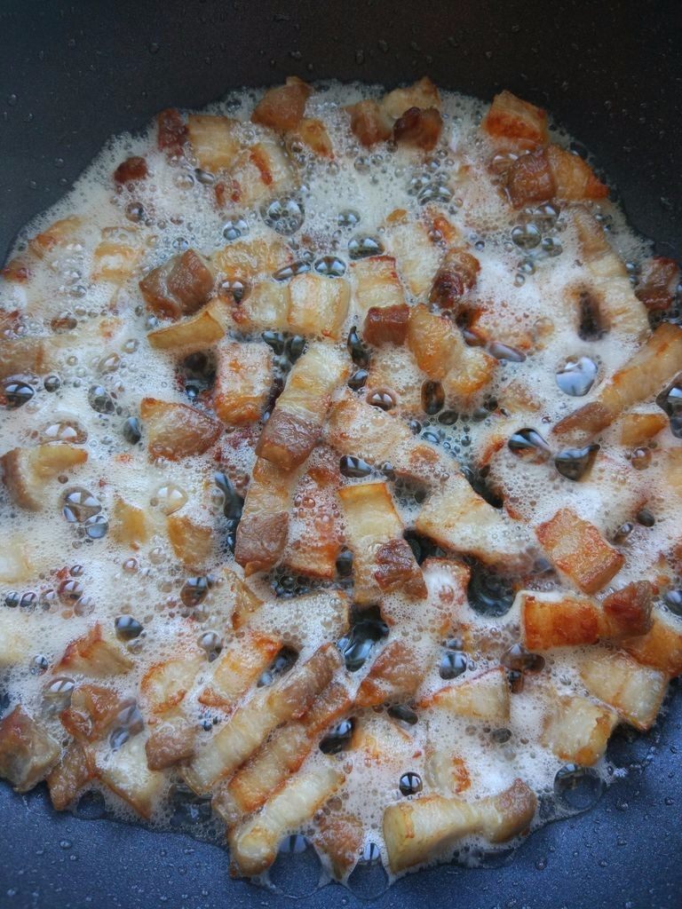 电压力锅版卤肉饭,一直将肥肉部分的油煸出。有点儿像小时候炼猪油的步骤。