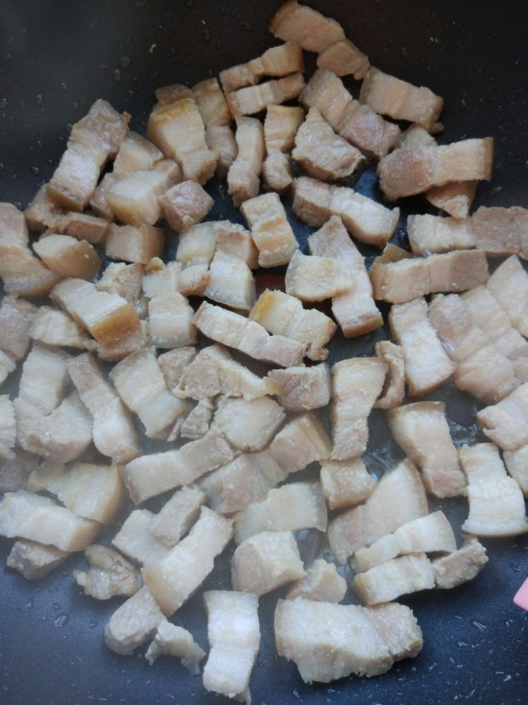 电压力锅版卤肉饭,热锅热油,入锅中小火煸炒。