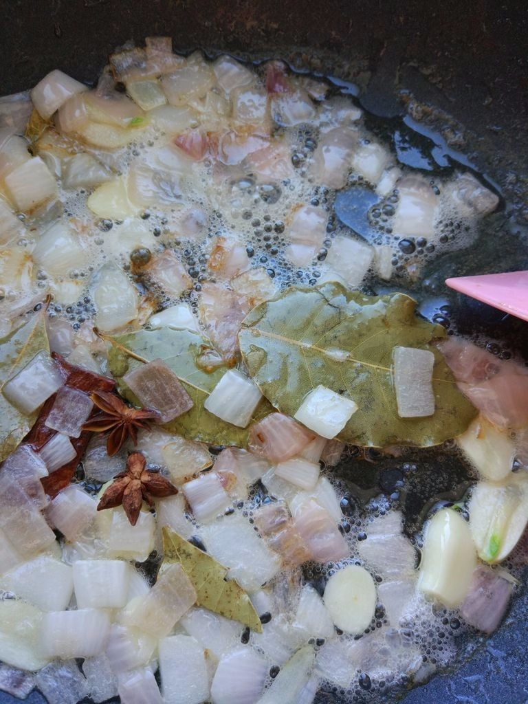 电压力锅版卤肉饭,将五花肉倒入，加温水和辅料中的所有调料