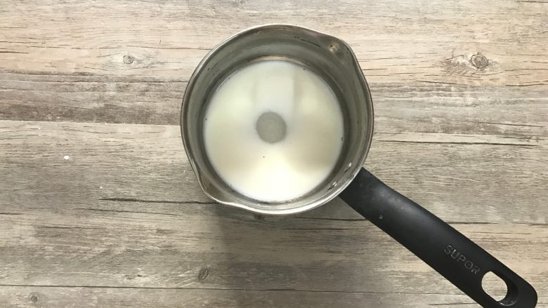黄桃香酥面包,然后来制作卡仕达酱:
a.一半糖(10克)加入一半牛奶(45克)中。