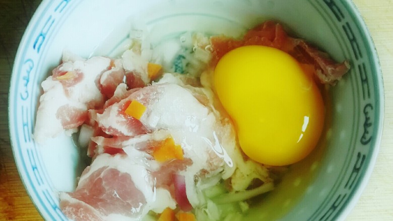 茶香鸭蛋面,将食材混合在一起(如图),再加入生抽(少量)、盐、糖,混合打散。