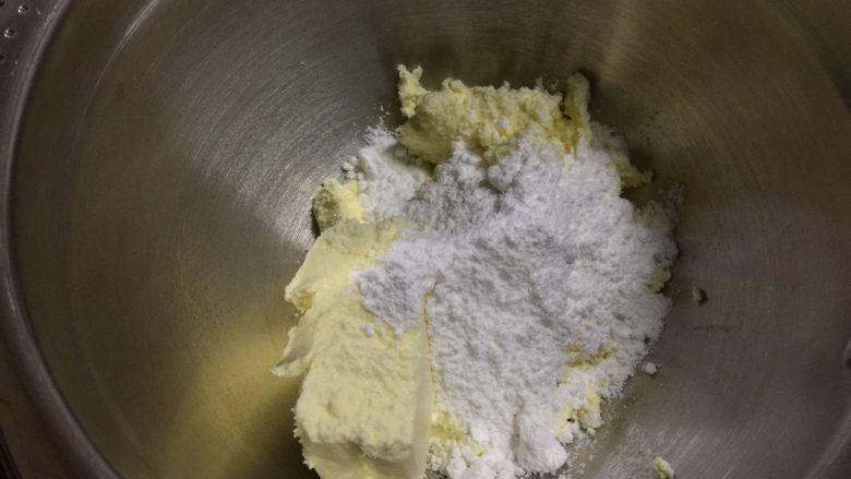 百香果冻芝士蛋糕,在打蛋盆中放入软化好的奶油奶酪和60克糖粉