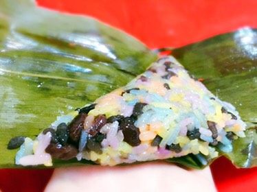 🔺五彩红豆粽子🔻,好吃到爆😜甜甜糯糯又有股叶子彩虹米的清香味,大自然的味道