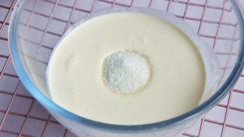 草莓慕斯蛋糕,<a style='color:red;display:inline-block;' href='/shicai/ 8197'>淡奶油</a>中加入糖粉,中速打发。