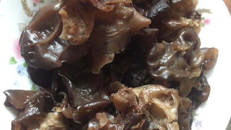 简易新手版鱼香肉丝,<a style='color:red;display:inline-block;' href='/shicai/ 233'>木耳</a>早上起来就泡好，中午做菜时多淘洗几遍，热水烧开焯一下盛出来