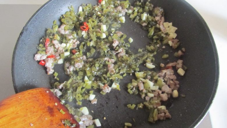 雪菜肉末烧豆腐,翻炒出香味后加入<a style='color:red;display:inline-block;' href='/shicai/ 190'>雪菜</a>末继续翻炒;