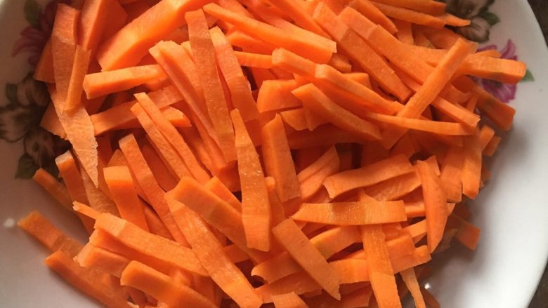 简易新手版鱼香肉丝,<a style='color:red;display:inline-block;' href='/shicai/ 25'>胡萝卜</a>想吃多少切多少，因为<a style='color:red;display:inline-block;' href='/shicai/ 25'>胡萝卜</a>硬，所以我也开水焯了一下。也可以不焯