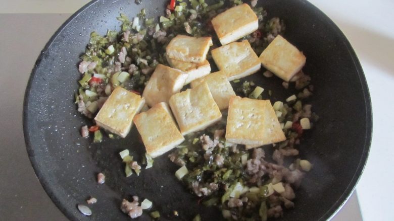 雪菜肉末烧豆腐,再加入刚煎好的豆腐豆腐翻炒;