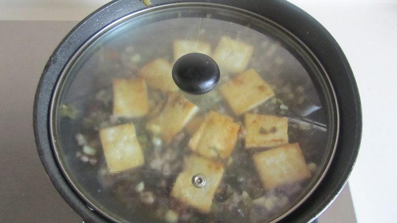 雪菜肉末烧豆腐,加入适量的<a style='color:red;display:inline-block;' href='/shicai/ 692'>酱油</a>和水, 煮上一、两分钟;