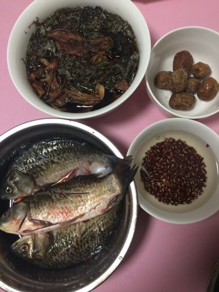 绵茵陈鲫鱼祛湿汤,绵茵陈和木棉花必须泡1小时,清洗后下锅~