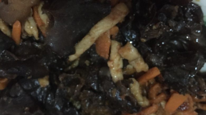 简易新手版鱼香肉丝,没拍好。。。
热锅热油倒肉丝，倒入淀粉水，肉丝炒熟了倒酱料，木耳，胡萝卜。翻搅几下，出锅～
这是我的肉类首秀菜。肉丝炒的很嫩。简单快手方便易做