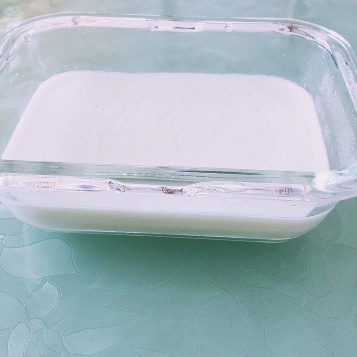 抹茶羊羹—无需烤箱系列,把3溶液倒入容器,等半凝固状态时放入冰箱冷藏,加速凝固