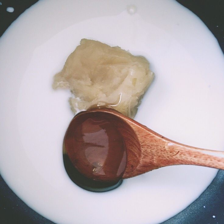 抹茶羊羹—无需烤箱系列,75ml牛奶+2.5g琼脂+半勺麦芽糖+30g白豆沙倒入小奶锅中,小火加热至琼脂完全融化,关火备用