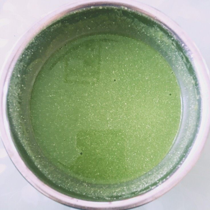 抹茶羊羹—无需烤箱系列,抹茶液倒入牛奶豆沙溶液中,搅打均匀,最好倒入不锈钢的小盆中加速散热哈