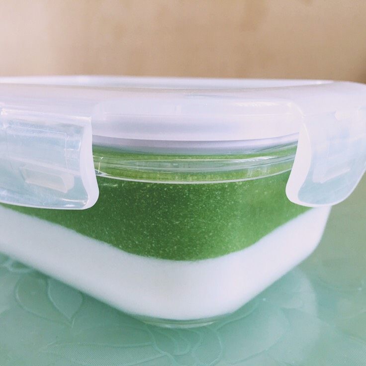 抹茶羊羹—无需烤箱系列,抹茶奶油不是很热的时候倒入容器,等半固体状态时放入冰箱冷藏