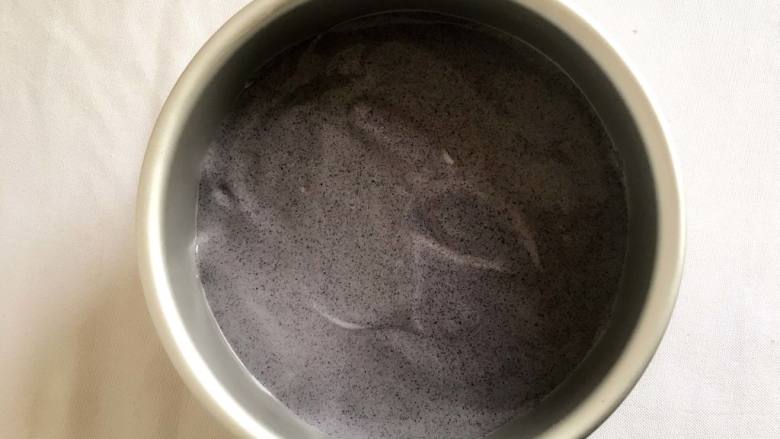 不用烤箱的黑米蛋糕嘛,拌好的黑米糊倒入蛋糕模具
轻轻整平
最后震2下震出大气泡
倒扣一个浅盘
冷水上锅蒸35分钟左右
TIPS4:如果你的搅拌机给力,搅打的黑米糊很细腻35分钟就差不多蒸熟了
如果搅打完后有粗颗粒,就要再蒸20分钟左右;