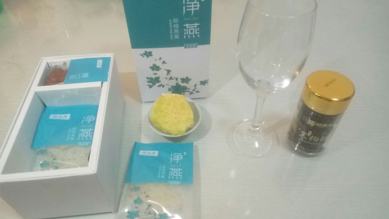 三色爱琴海燕窝,准备好材料和工具:高脚杯,野生黑枸杞,石峰糖,<a style='color:red;display:inline-block;' href='/shicai/ 2'>燕窝</a>3g(一个人的分量)
