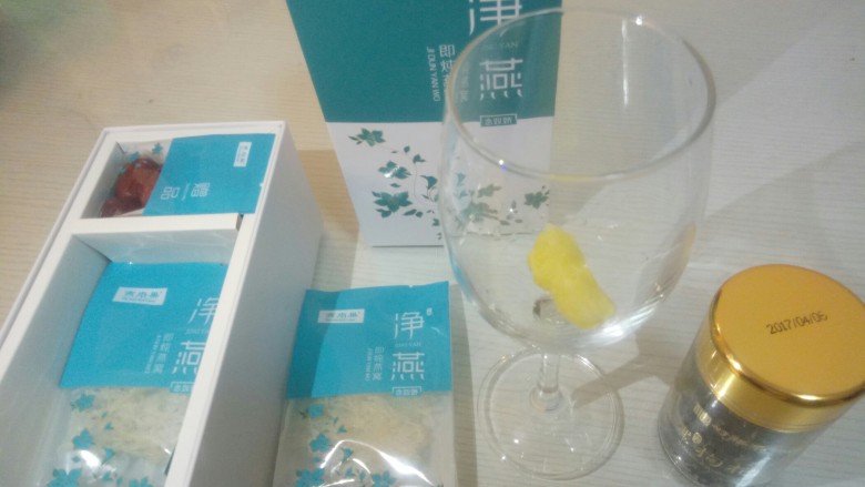 三色爱琴海燕窝,将石峰糖锹一小块放入高脚杯内。