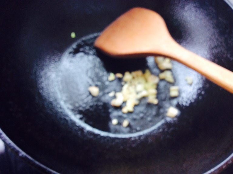 番茄酱素麻食,油热下葱花炒香