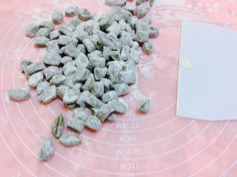 番茄酱素麻食,切成丁