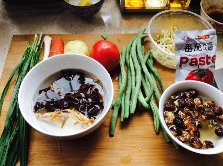 番茄酱素麻食,准备好所需要的菜，