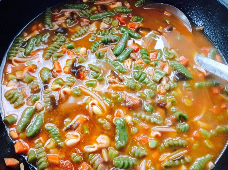 番茄酱素麻食,捞到菜锅里，少煮一下，搅拌均匀。