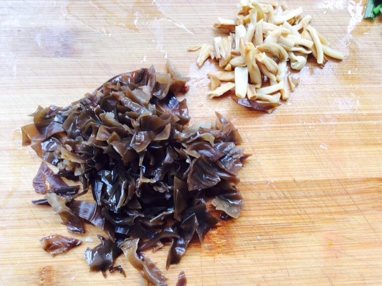 番茄酱素麻食,黄花菜，木耳切碎