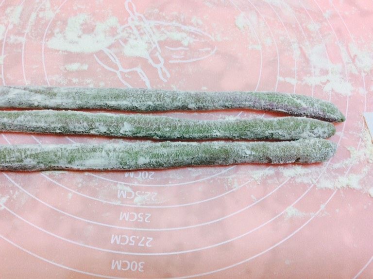 番茄酱素麻食,把面搓成长条，