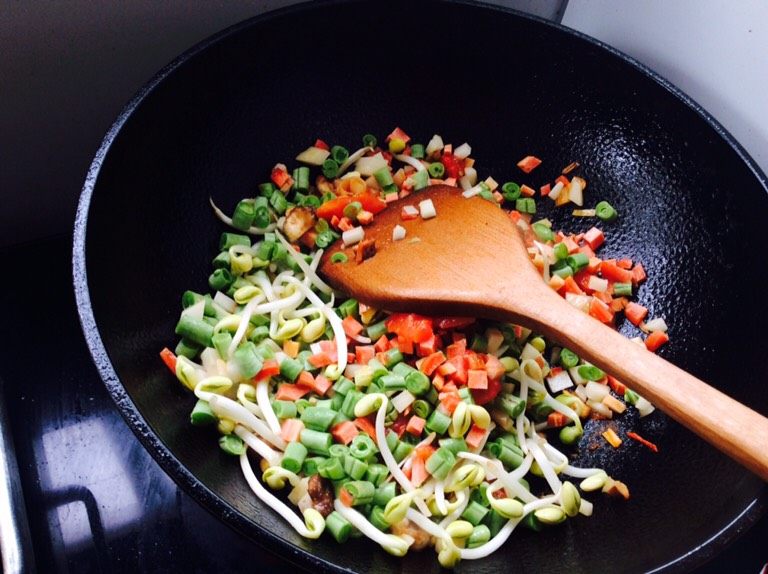 番茄酱素麻食,下其它 其它菜丁翻炒变色，