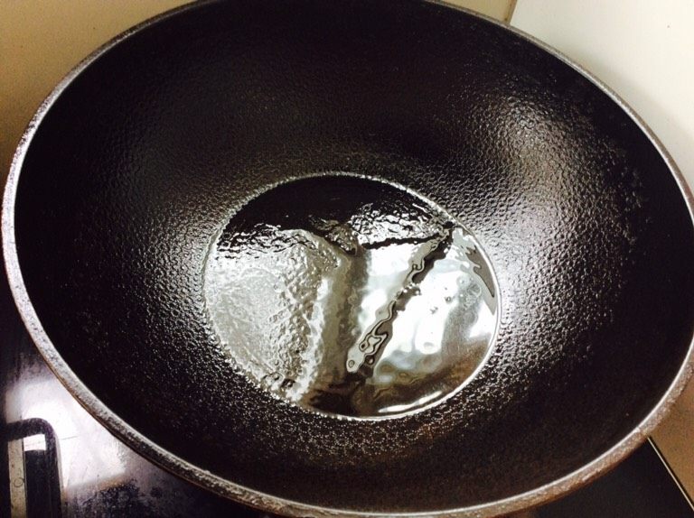 番茄酱素麻食,锅中放少许油