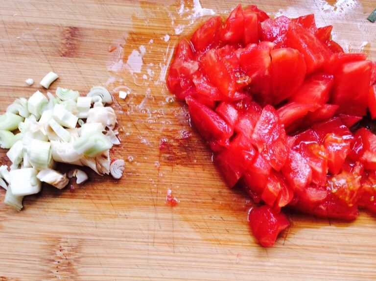 番茄酱素麻食,<a style='color:red;display:inline-block;' href='/shicai/ 3551'>西红柿</a>去皮切块，备好葱花
