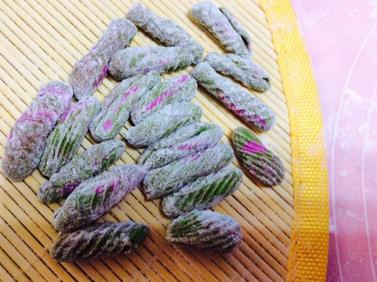 番茄酱素麻食,这是在饺子盖上推的，