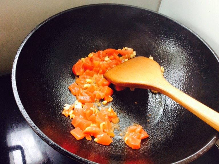 番茄酱素麻食,下西红柿翻炒