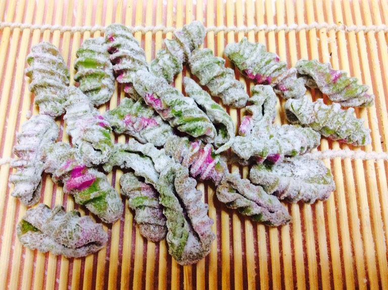 番茄酱素麻食,这是在寿司帘上推的。