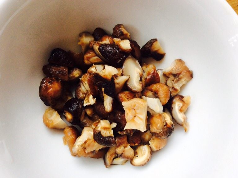 番茄酱素麻食,<a style='color:red;display:inline-block;' href='/shicai/ 77742'>小香菇</a>切碎