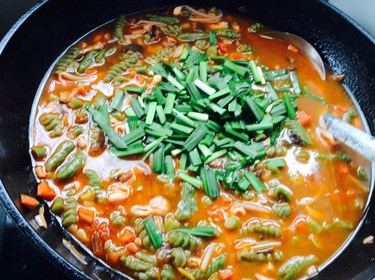 番茄酱素麻食,撒上韭菜，OK