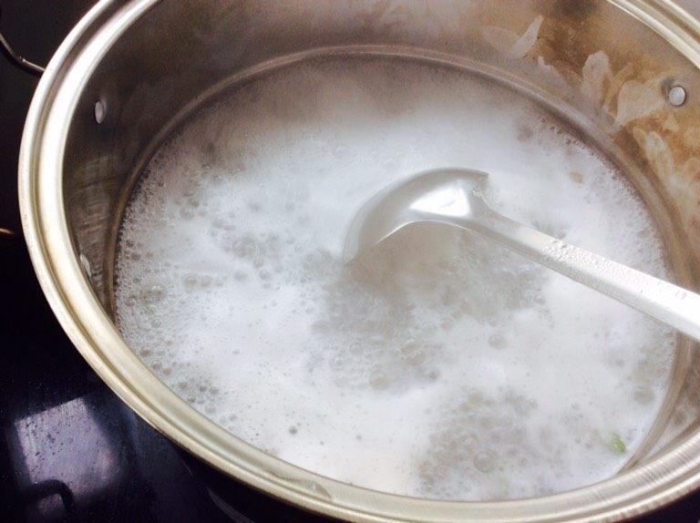 番茄酱素麻食,另起锅烧开水，煮麻食。