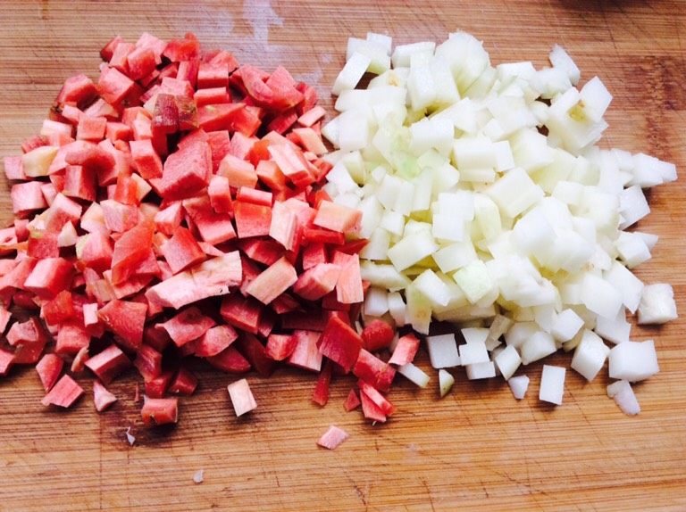 番茄酱素麻食,<a style='color:red;display:inline-block;' href='/shicai/ 23'>土豆</a>，<a style='color:red;display:inline-block;' href='/shicai/ 2559'>红萝卜</a>切丁