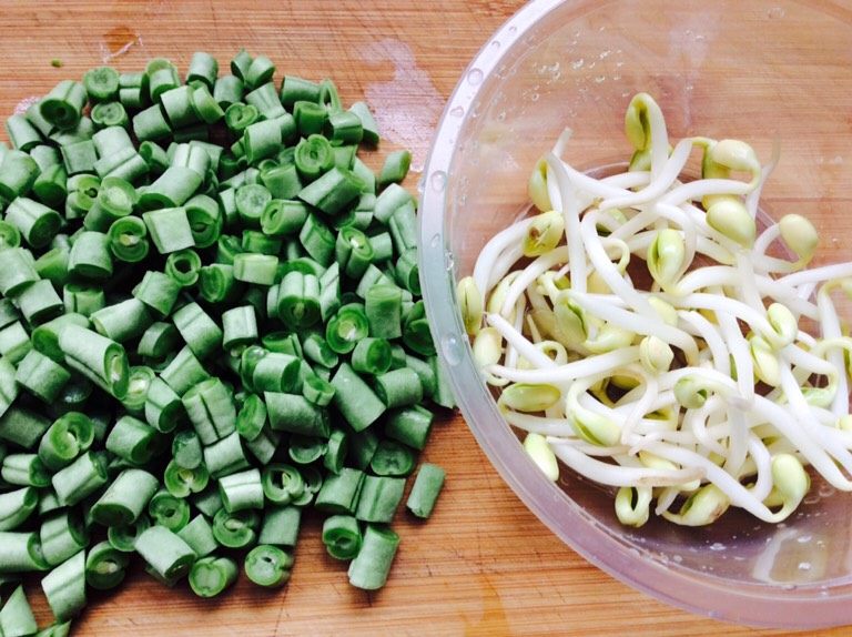 番茄酱素麻食,<a style='color:red;display:inline-block;' href='/shicai/ 3639'>豆角</a>切丁，<a style='color:red;display:inline-block;' href='/shicai/ 120'>豆芽</a>掐须备用