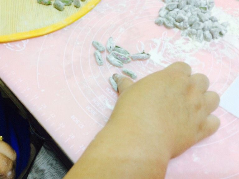 番茄酱素麻食,用大拇指压在面丁向前推，