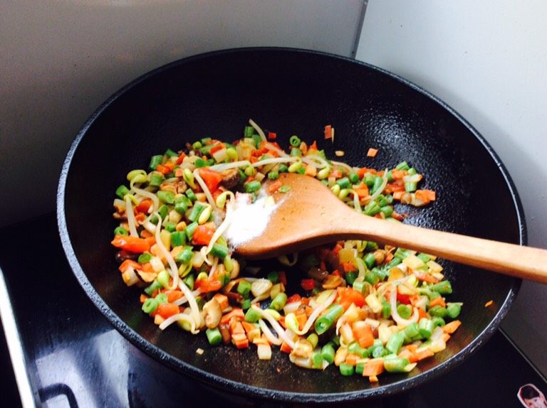 番茄酱素麻食,放少许生抽，盐翻炒均匀，放<a style='color:red;display:inline-block;' href='/shicai/ 699'>番茄酱</a>，下黄花木耳翻炒均匀。