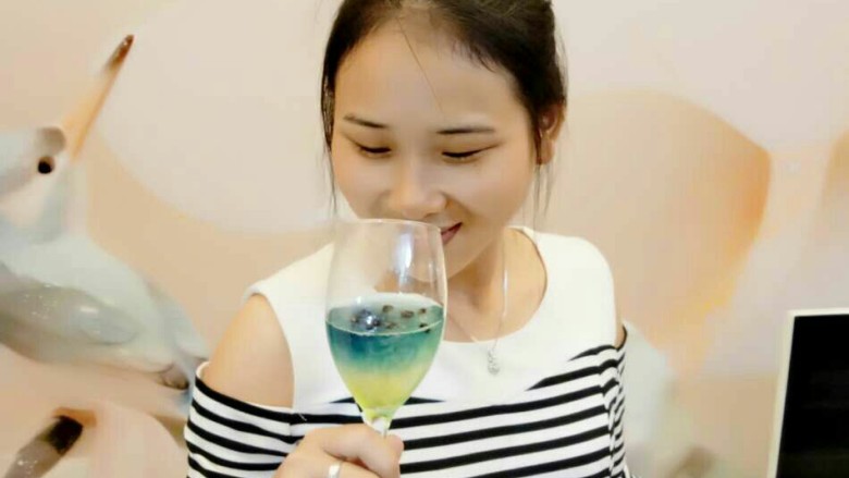 三色爱琴海燕窝,终于完工啦,可以美美的享受这一份色美味香的燕窝哈哈
