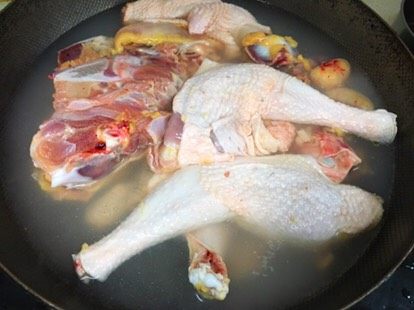 鸡汤米线,放入冷水锅中煮一下,去除肉里面的血沫