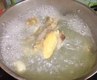 鸡汤米线,焯过水的鸡块用水冲洗干净,肉上不要带有血沫,放入汤锅中,加入<a style='color:red;display:inline-block;' href='/shicai/ 37'>姜</a>块,大火滾煮
