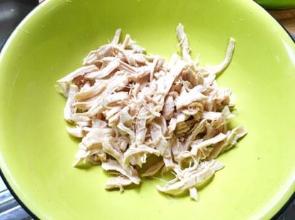 鸡汤米线,煮熟的鸡肉,用手撕碎,待用