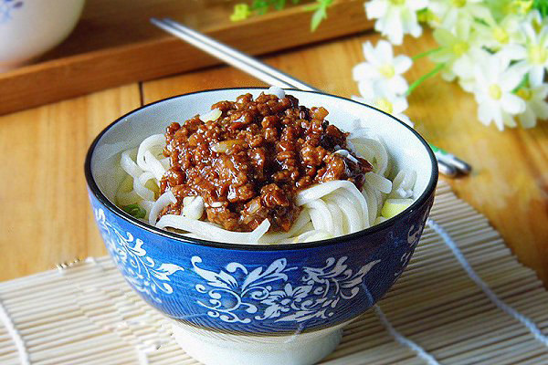 万州炸酱面+#人民的美食#,然后放上做好的炸酱,拌匀即可。